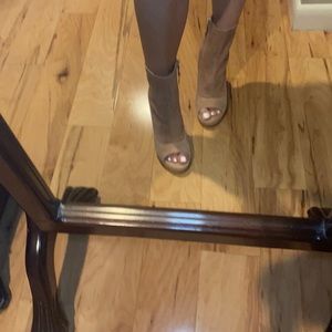 BCBGMAXARIA powder pink suede pep toe booties size 8 🥰👏❤️😘🤗👌